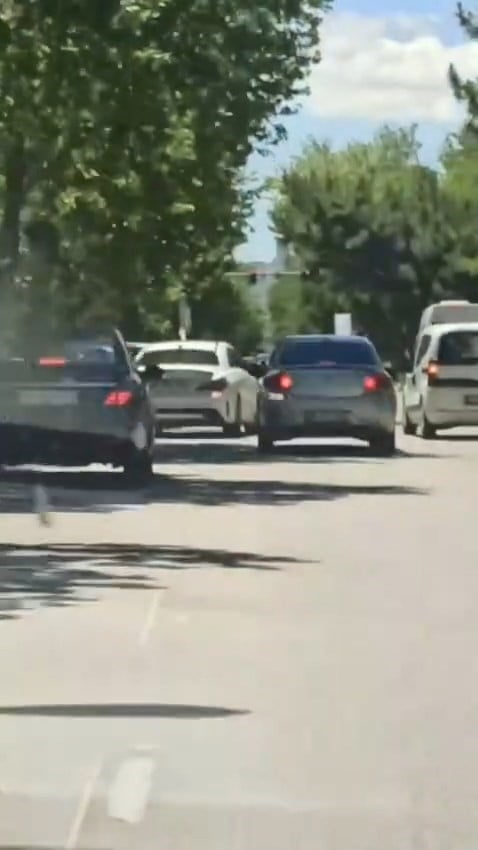ELAZIĞ’DA PEŞ PEŞE MAKAS ATARAK TRAFİĞİ TEHLİKEYE ATAN SÜRÜCÜ, KAMERAYA YANSIDI.