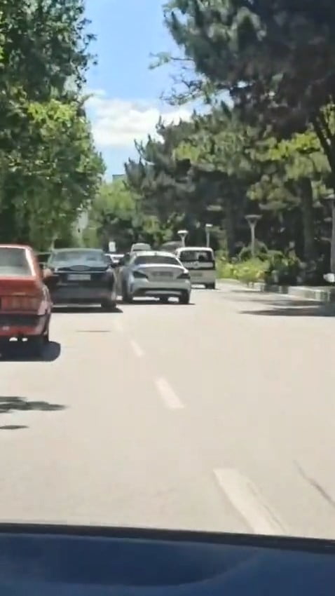 ELAZIĞ’DA PEŞ PEŞE MAKAS ATARAK TRAFİĞİ TEHLİKEYE ATAN SÜRÜCÜ, KAMERAYA YANSIDI.