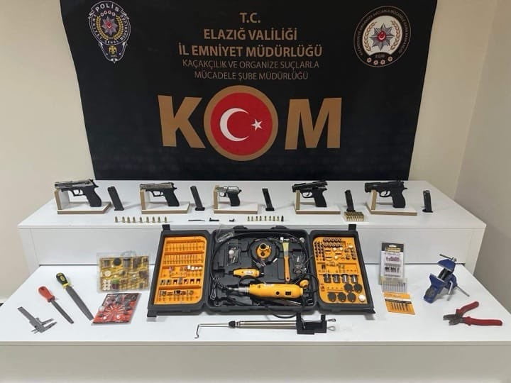 ELAZIĞ’DA POLİS EKİPLERİ TARAFINDAN YAPILAN ÇALIŞMADA, 5 ADET RUHSATSIZ TABANCA ELE GEÇİRİLİRKEN 1...