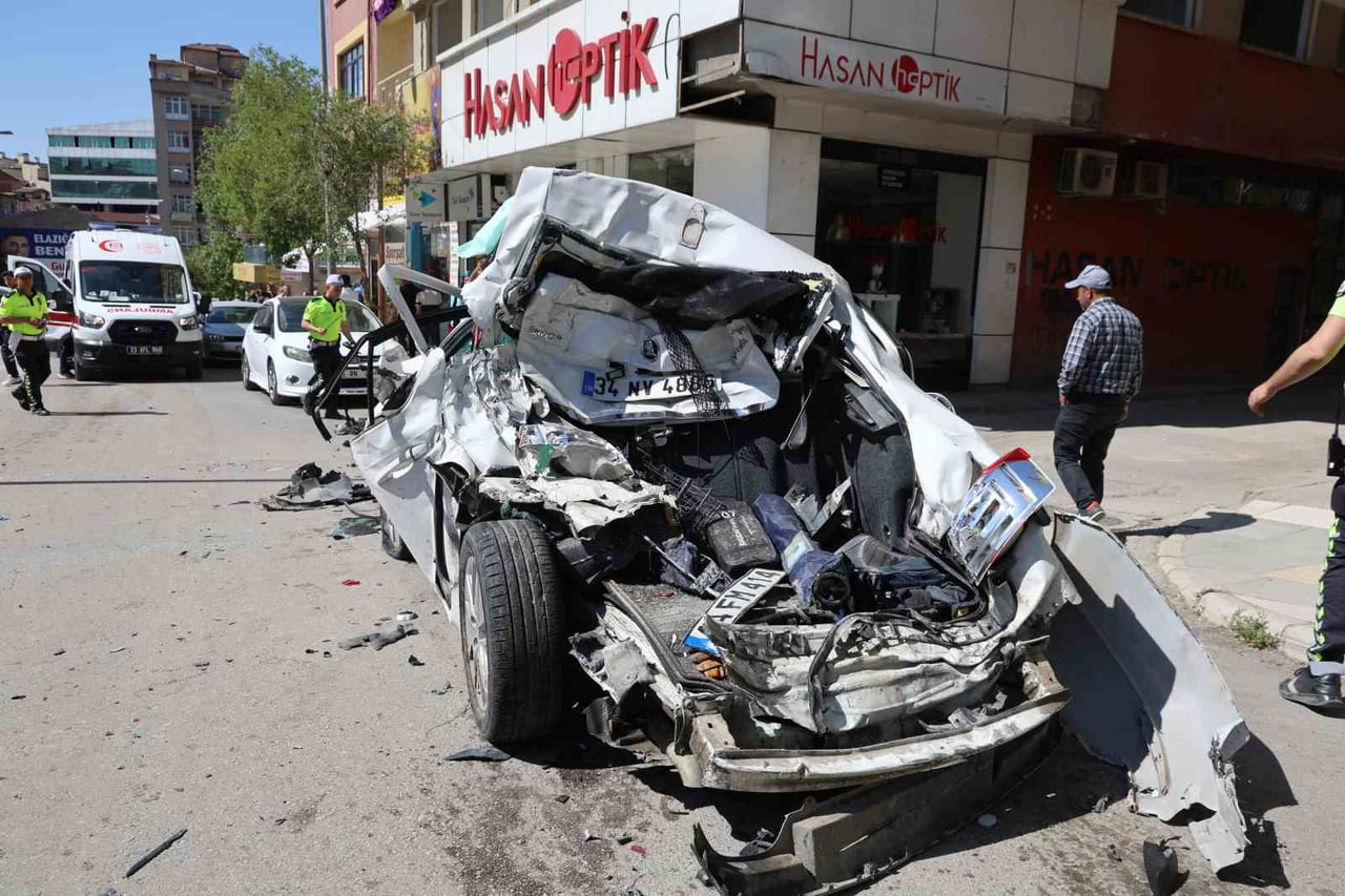 ELAZIĞ’DA RAMPA AŞAĞI FRENİ PATLAYAN KAMYON CADDEYİ ADETA SAVAŞ ALANINA ÇEVİRDİ. KAZADA 10 ARAÇ...