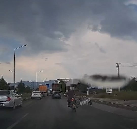 ELAZIĞ’DA SEPETLİ MOTOSİKLET SÜRÜCÜSÜNÜN TEKERİ KALDIRARAK TRAFİKTE TEHLİKELİ SEYRETMESİ, KAMERAYA...