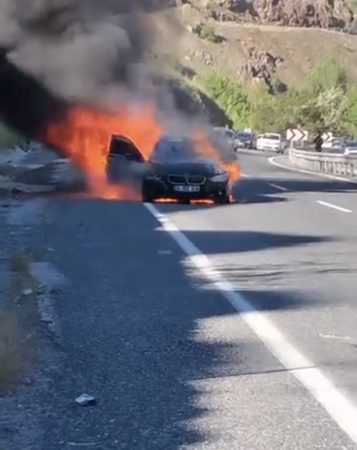 ELAZIĞ’DA SEYİR HALİNDEKİ OTOMOBİL BİR ANDA ALEV TOPUNA DÖNDÜ. YANGIN, İTFAİYE EKİPLERİNİN...