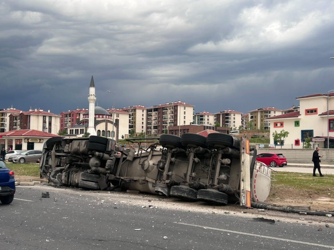 ELAZIĞ’DA SİLOBAS TIR İLE OTOMOBİLİN ÇARPIŞMASI SONUCU MEYDANA GELEN TRAFİK KAZASINDA 2 KİŞİ...