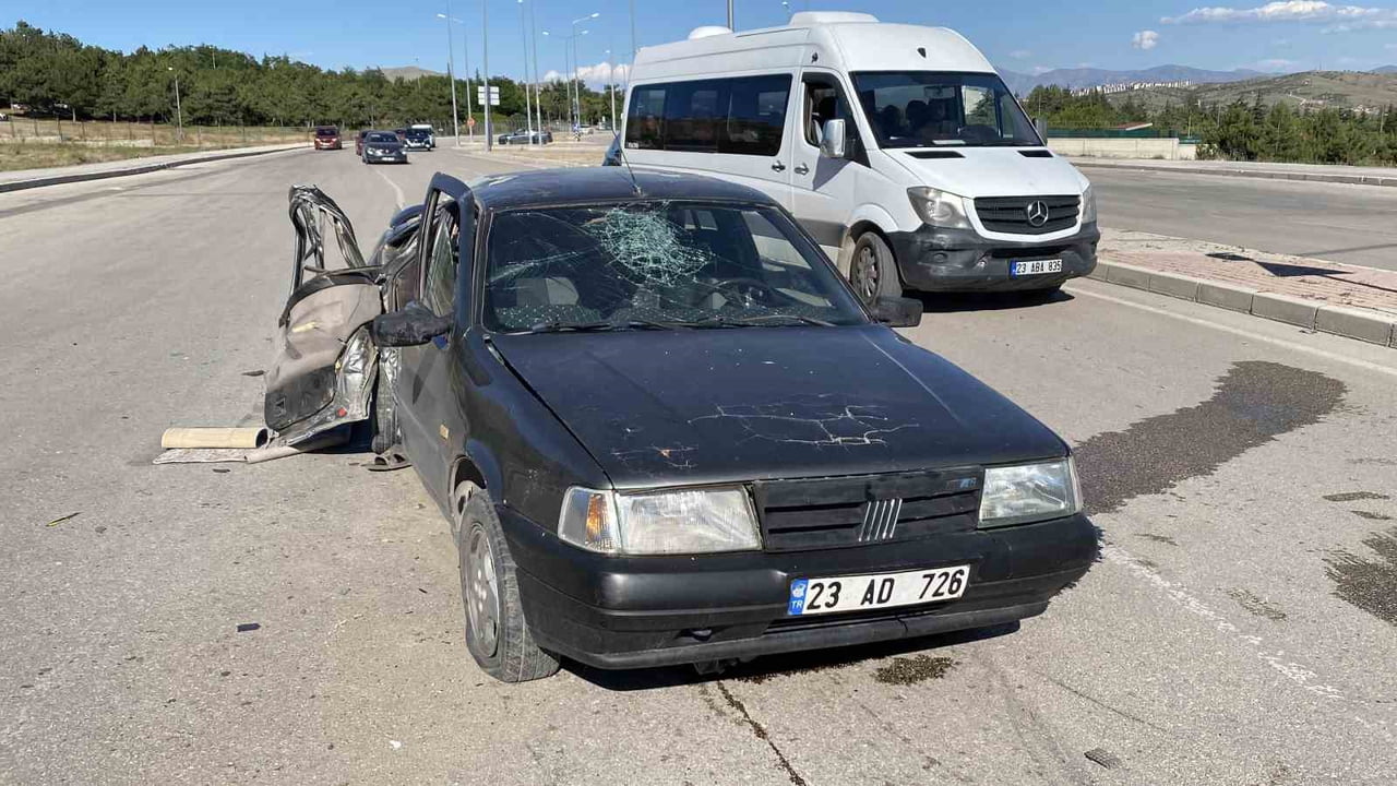 ELAZIĞ’DA SÜRÜCÜSÜNÜN DİREKSİYON HAKİMİYETİNİ KAYBETTİĞİ OTOMOBİL, AYDINLATMA DİREĞİNE ÇARPTI....