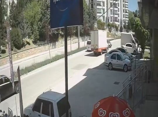 ELAZIĞ’DA SÜRÜCÜSÜNÜN DİREKSİYON HAKİMİYETİNİ KAYBETTİĞİ OTOMOBİL, KARŞI ŞERİDE GEÇEREK KAMYONETLE...