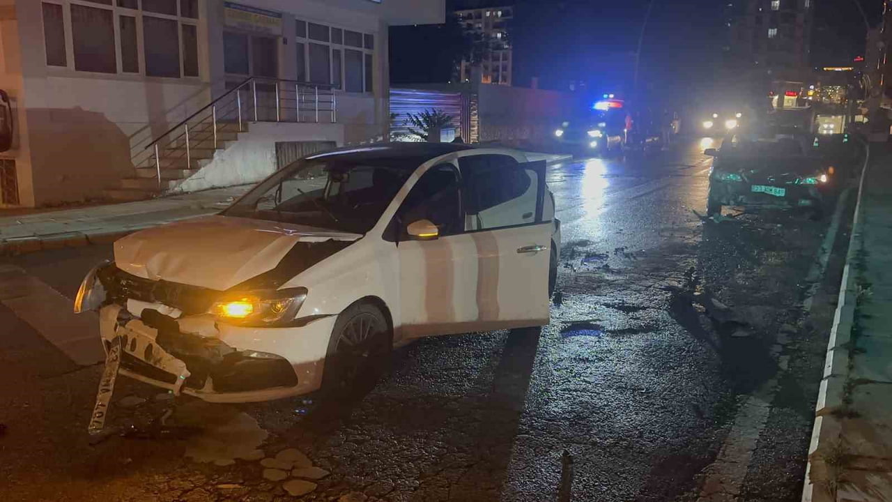 ELAZIĞ’DA ÜÇ OTOMOBİLİN ÇARPIŞMASI SONUCU MEYDANA GELEN TRAFİK KAZASINDA 3 KİŞİ...