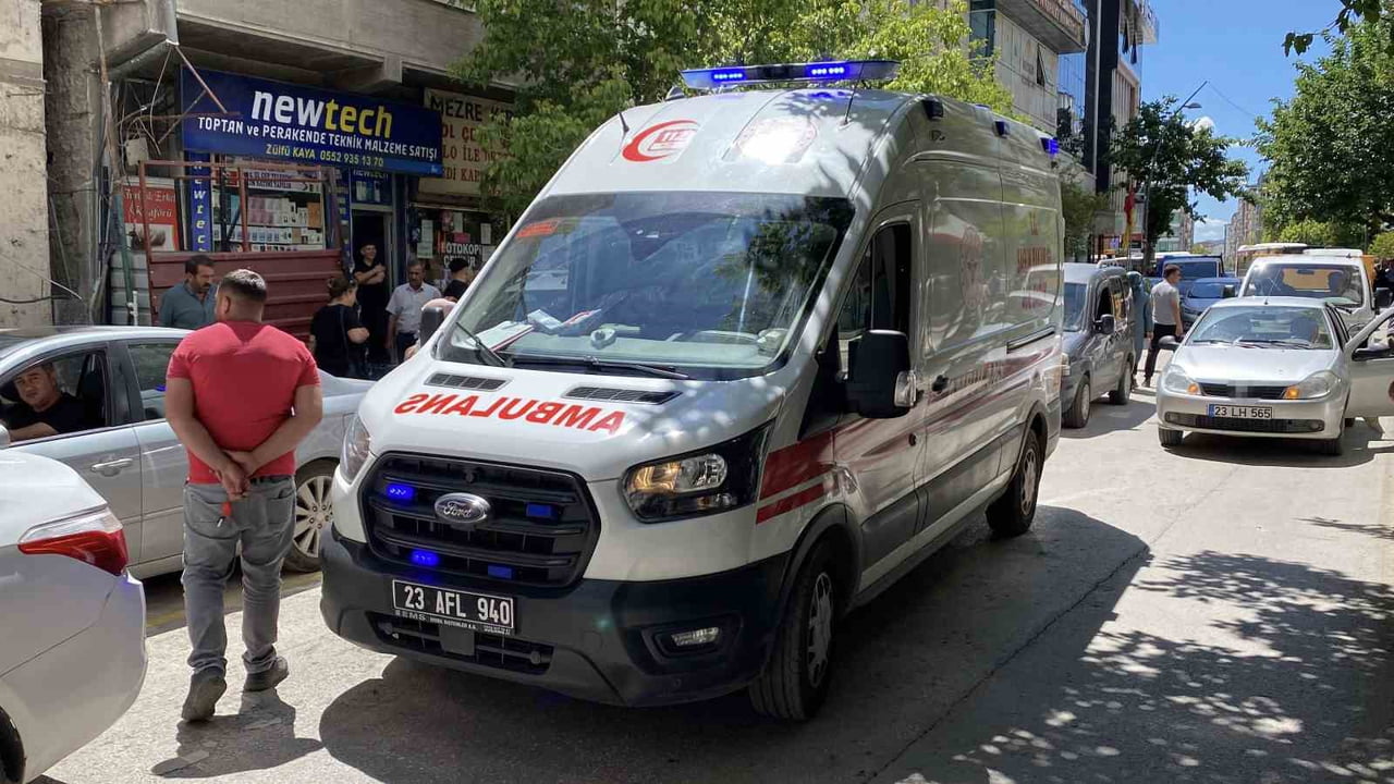 ELAZIĞ’DA YAPIMI DEVAM İNŞAATIN 3’ÜNCÜ KATINDA BULUNAN İNŞAAT ASANSÖRÜ, YAPIDA ÇALIŞAN İŞÇİNİN...