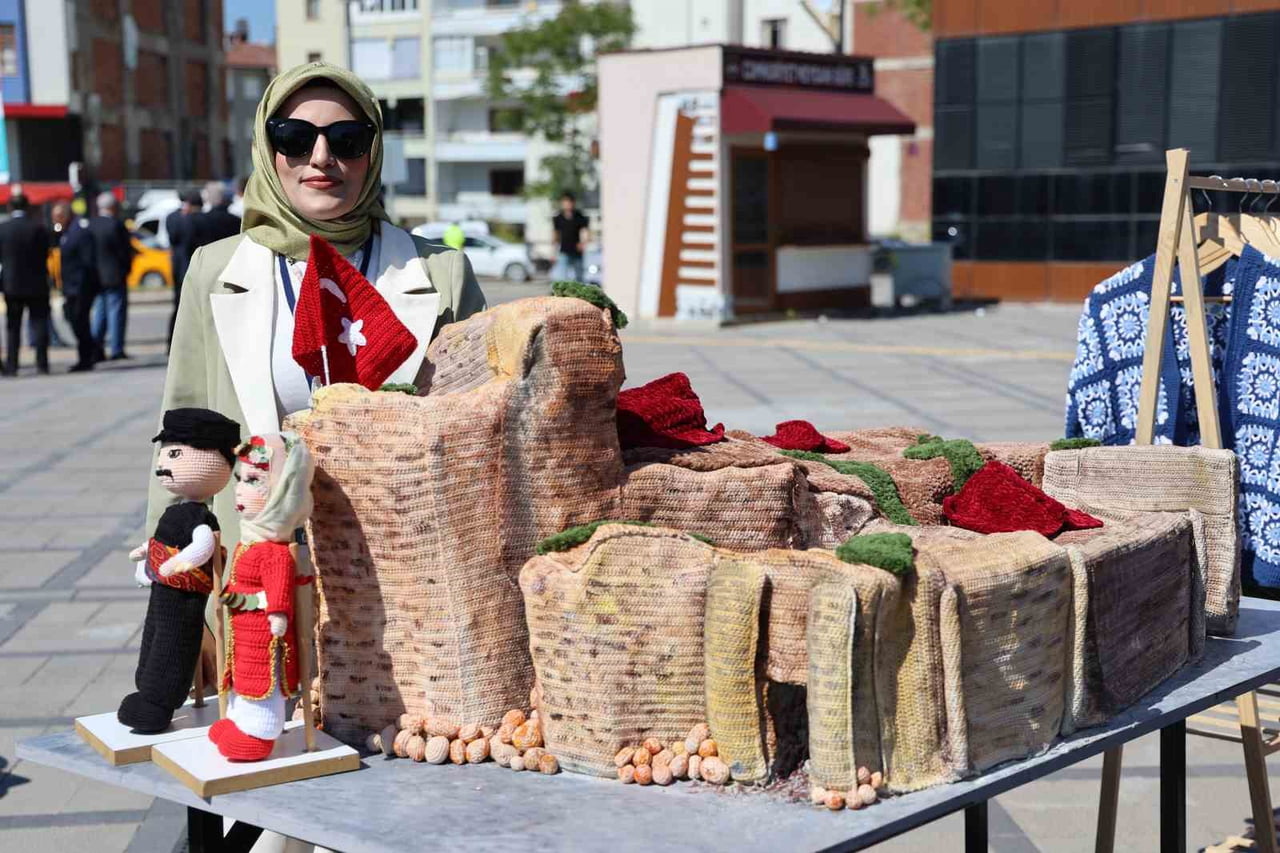 ELAZIĞ HALK EĞİTİMİ MERKEZİ'NİN YILSONU SERGİSİNDE SIFIR ATIK MALZEMELERLE VE İLMEK İLMEK...