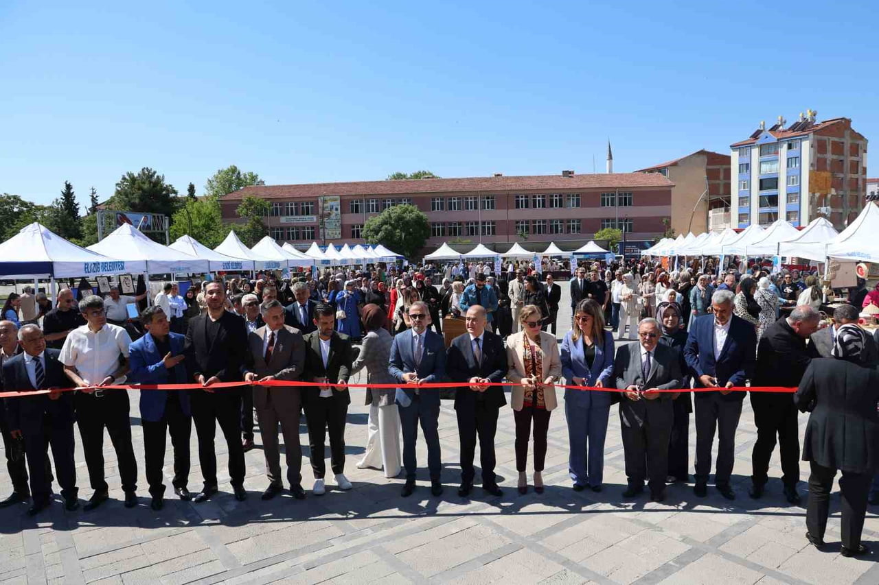 ELAZIĞ HALK EĞİTİMİ MERKEZİ MÜDÜRLÜĞÜ TARAFINDAN DÜZENLENEN “HAYAT BOYU ÖĞRENME HAFTASI”...