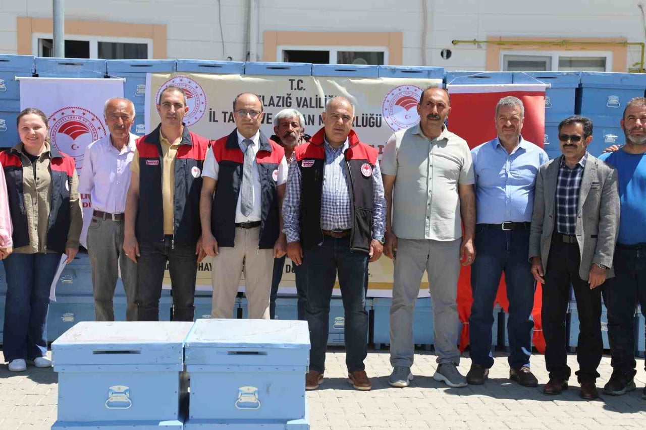 ELAZIĞ’IN KARAKOÇAN İLÇESİNDE 15 ARI YETİŞTİRİCİSİNE 150 ADET KOVAN DAĞITILDI
