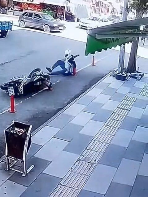 ELAZIĞ’IN KOVANCILAR İLÇESİNDE, MOTOSİKLETTEN DÜŞEN SÜRÜCÜ GÜVENLİK KAMERASINA YANSIDI