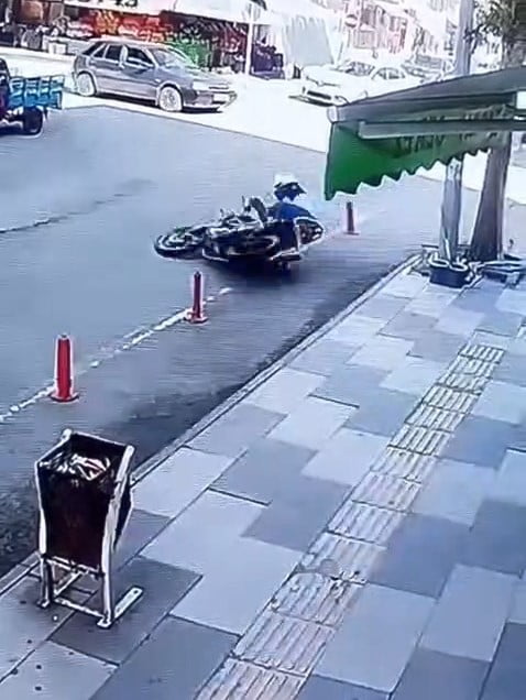 ELAZIĞ’IN KOVANCILAR İLÇESİNDE, MOTOSİKLETTEN DÜŞEN SÜRÜCÜ GÜVENLİK KAMERASINA YANSIDI