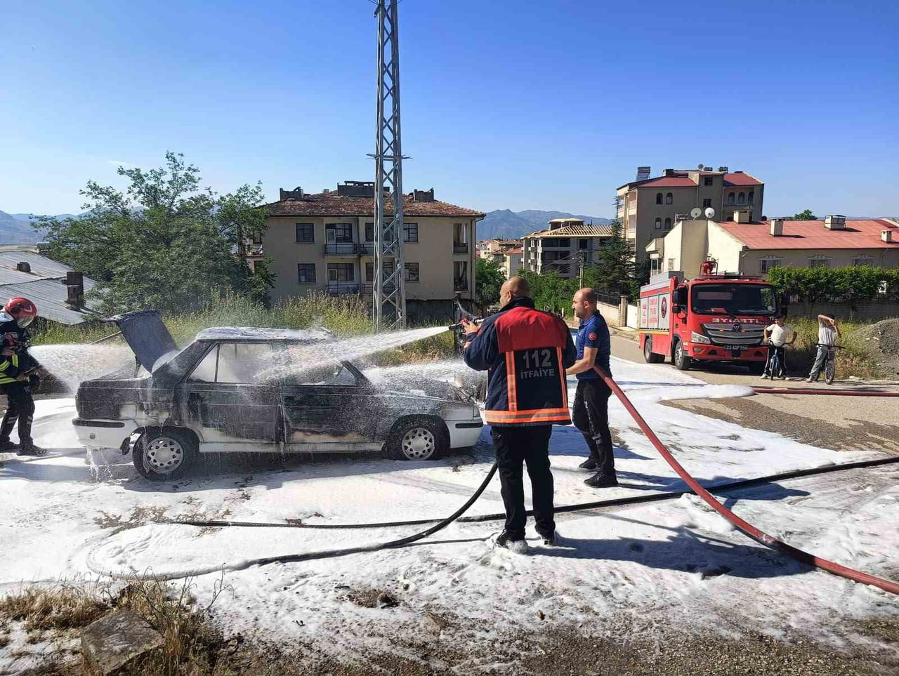 ELAZIĞ’IN KOVANCILAR İLÇESİNDE SEYİR HALİNDEYKEN MOTOR KISMINDAN ALEV ALAN OTOMOBİL, İTFAİYE...