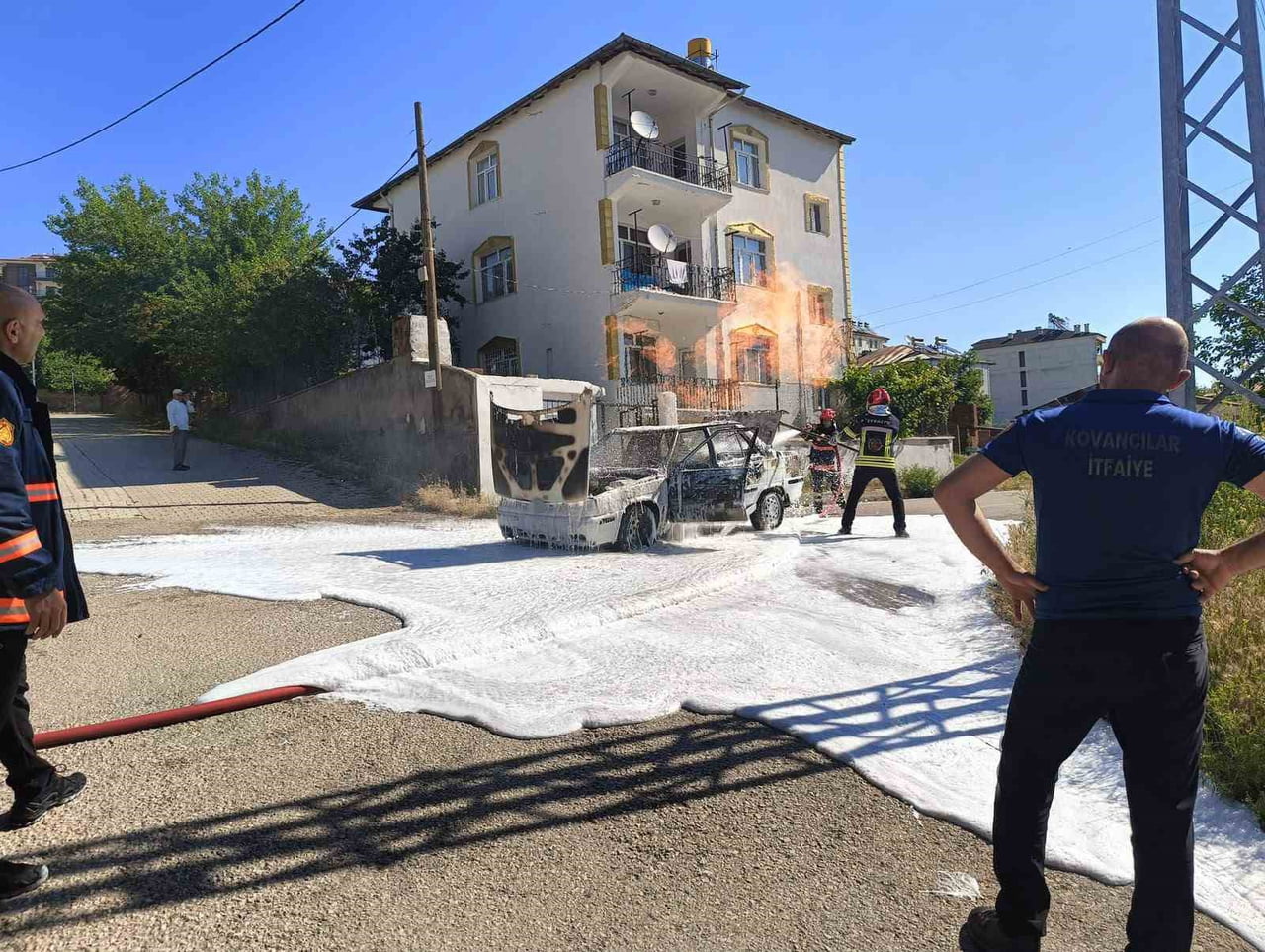 ELAZIĞ’IN KOVANCILAR İLÇESİNDE SEYİR HALİNDEYKEN MOTOR KISMINDAN ALEV ALAN OTOMOBİL, İTFAİYE...