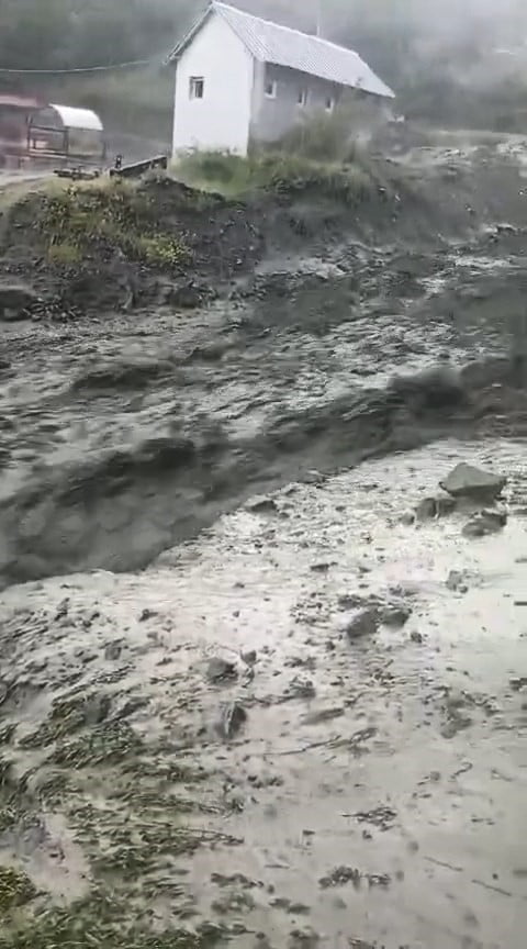 ELAZIĞ’IN PALU İLÇESİNDE ETKİLİ OLAN YAĞIŞLARDAN DOLAYI SEL YAŞANDI