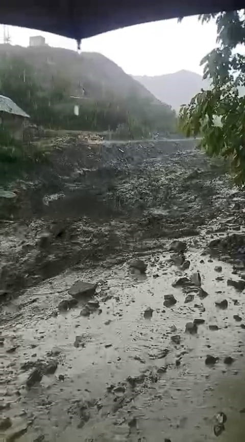 ELAZIĞ’IN PALU İLÇESİNDE ETKİLİ OLAN YAĞIŞLARDAN DOLAYI SEL YAŞANDI