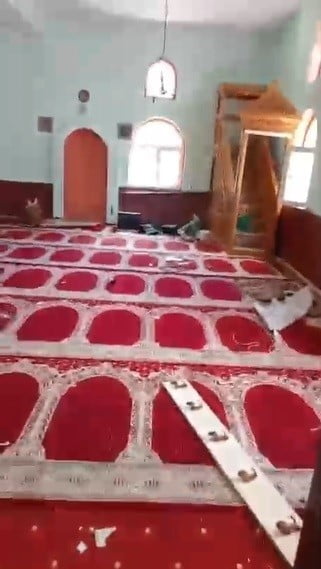 ELAZIĞ MERKEZ KUŞHANE KÖYÜ CAMİİ'NDE AKIL SAĞLIĞI YERİNDE OLMADIĞI BELİRLENEN BİR ŞAHSIN EŞYALARA...