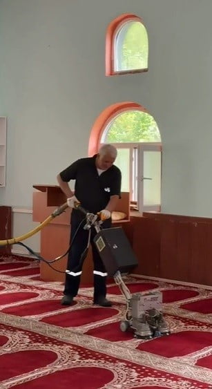 ELAZIĞ MERKEZ KUŞHANE KÖYÜ CAMİİ'NDE AKIL SAĞLIĞI YERİNDE OLMADIĞI BELİRLENEN BİR ŞAHSIN EŞYALARA...