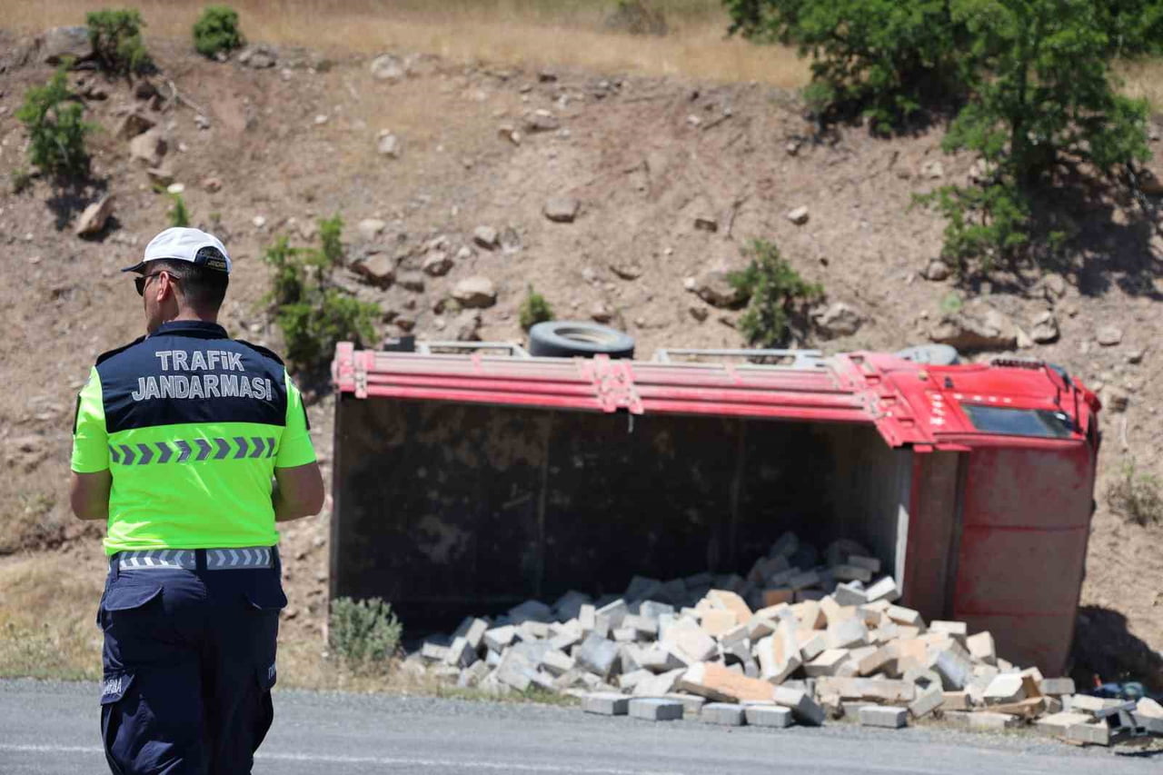 ELAZIĞ-PERTEK KARAYOLUNDA PARKE TAŞI YÜKLÜ KAMYONETİN DEVRİLMESİ SONUCU 1'İ AĞIR OLMAK ÜZERE 2...
