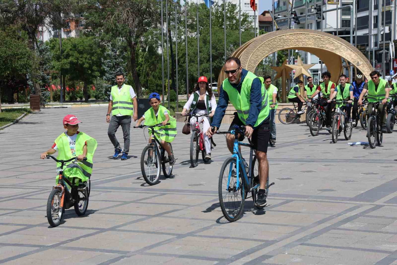 ELAZIĞ YEŞİLAY ELAZIĞ ŞUBESİ TARAFINDAN, BAĞIMLILIKLA MÜCADELE ÇERÇEVESİNDE BİSİKLET SÜRÜŞÜ...