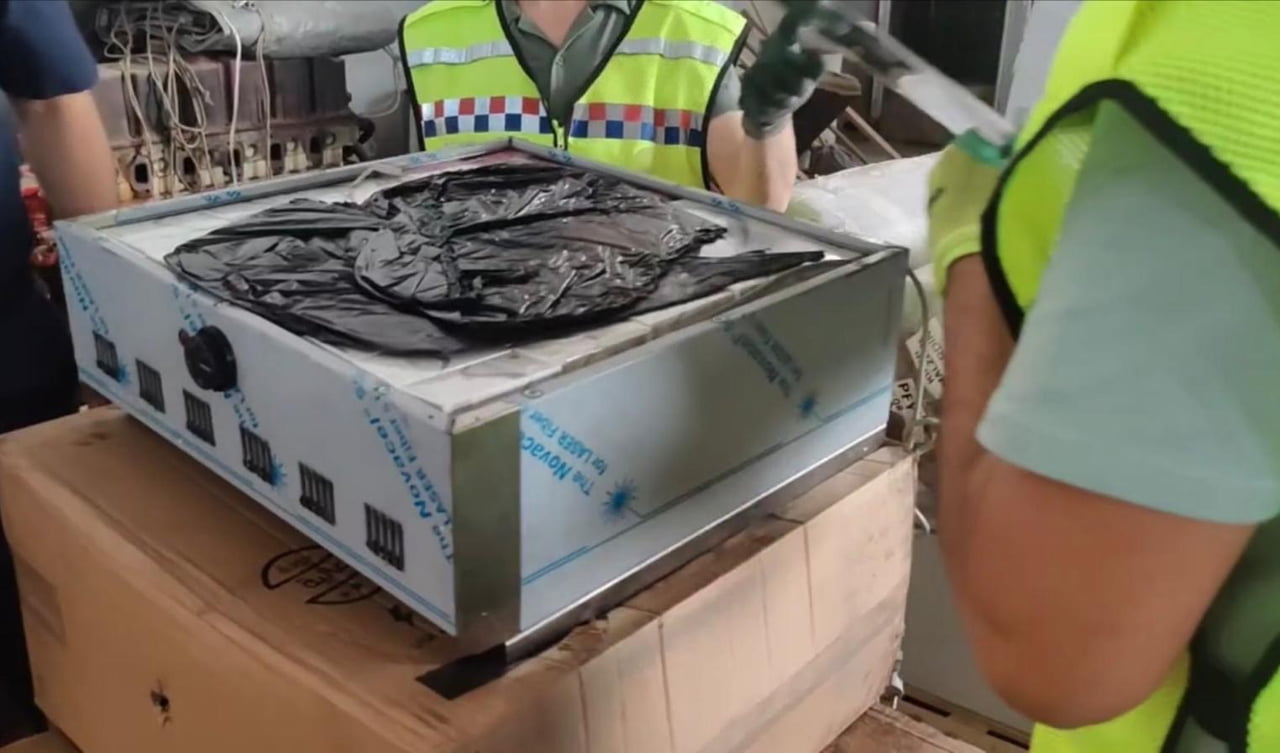 ELE GEÇİRİLENLER ARASINDA 15 BİN 20 PAKET KAÇAK SİGARA, 4 BİN 40 PAKET ISITILARAK TÜKETİLEN TÜTÜN...