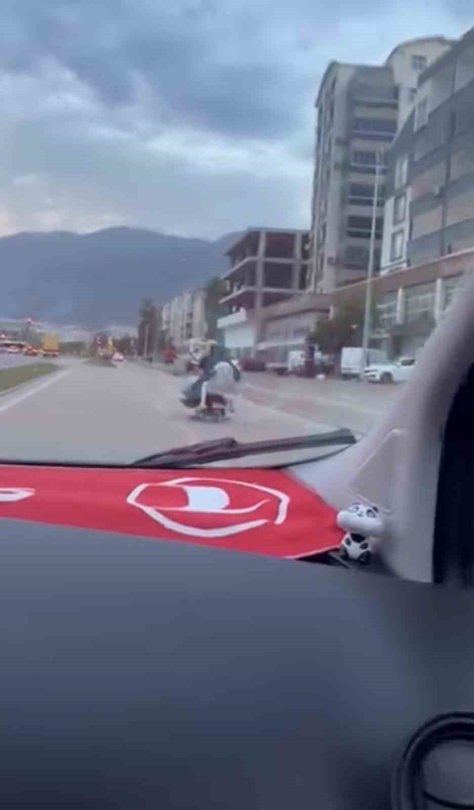 ELEKTRİKLİ SCOOTER ÜZERİNDE ÇOCUKLARIYLA TEHLİKELİ YOLCULUK KAMERADA