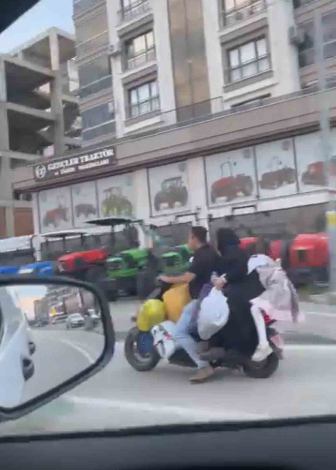 ELEKTRİKLİ SCOOTER ÜZERİNDE ÇOCUKLARIYLA TEHLİKELİ YOLCULUK KAMERADA