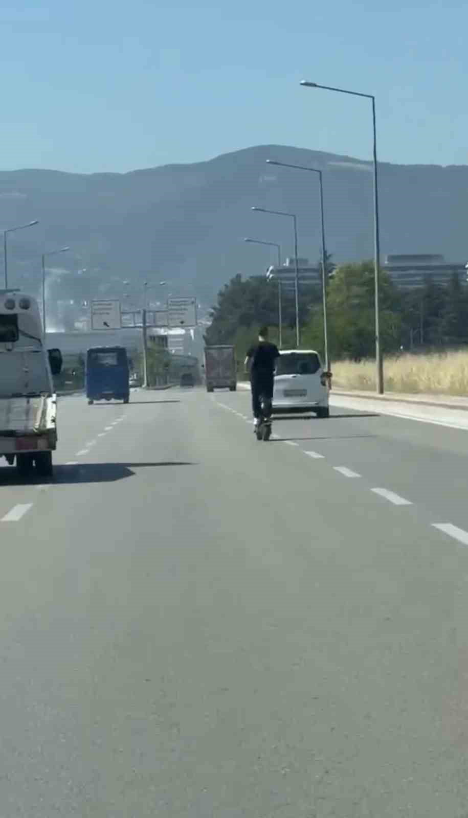 ELEKTRİKLİ SCOOTERLA TEHLİKELİ YOLCULUK KAMERADA