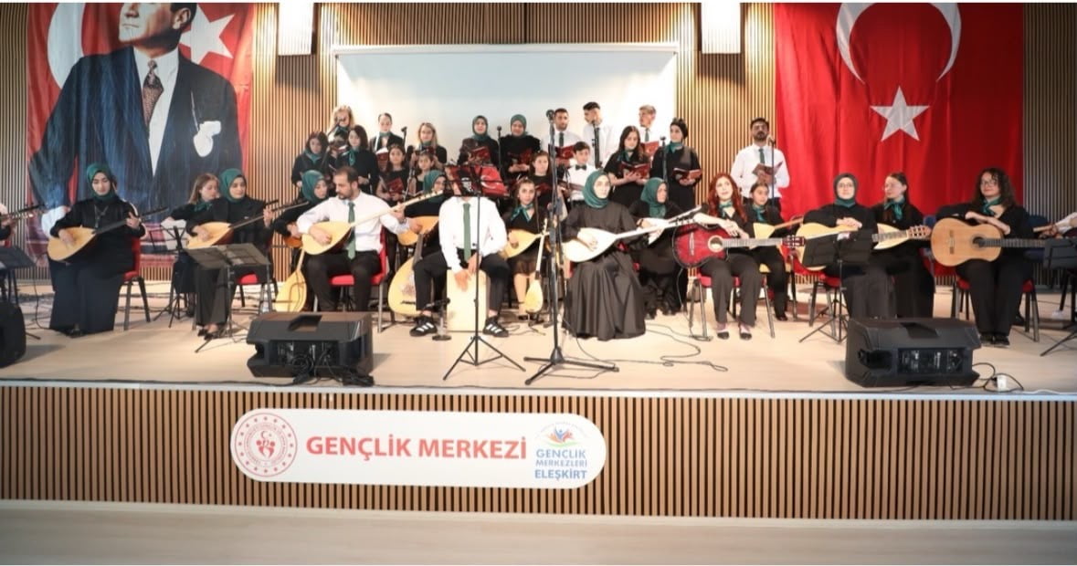 ELEŞKİRT’TE GENÇLİK KONSERİ VE EL SANATLARI SERGİSİ DÜZENLENDİ