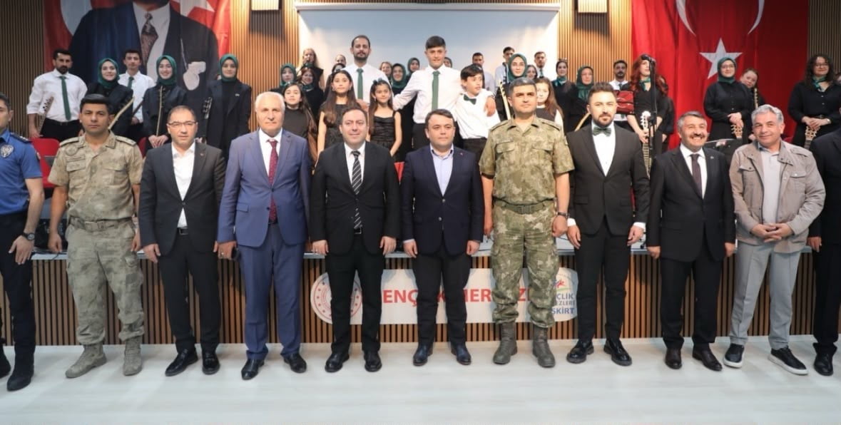ELEŞKİRT’TE GENÇLİK KONSERİ VE EL SANATLARI SERGİSİ DÜZENLENDİ