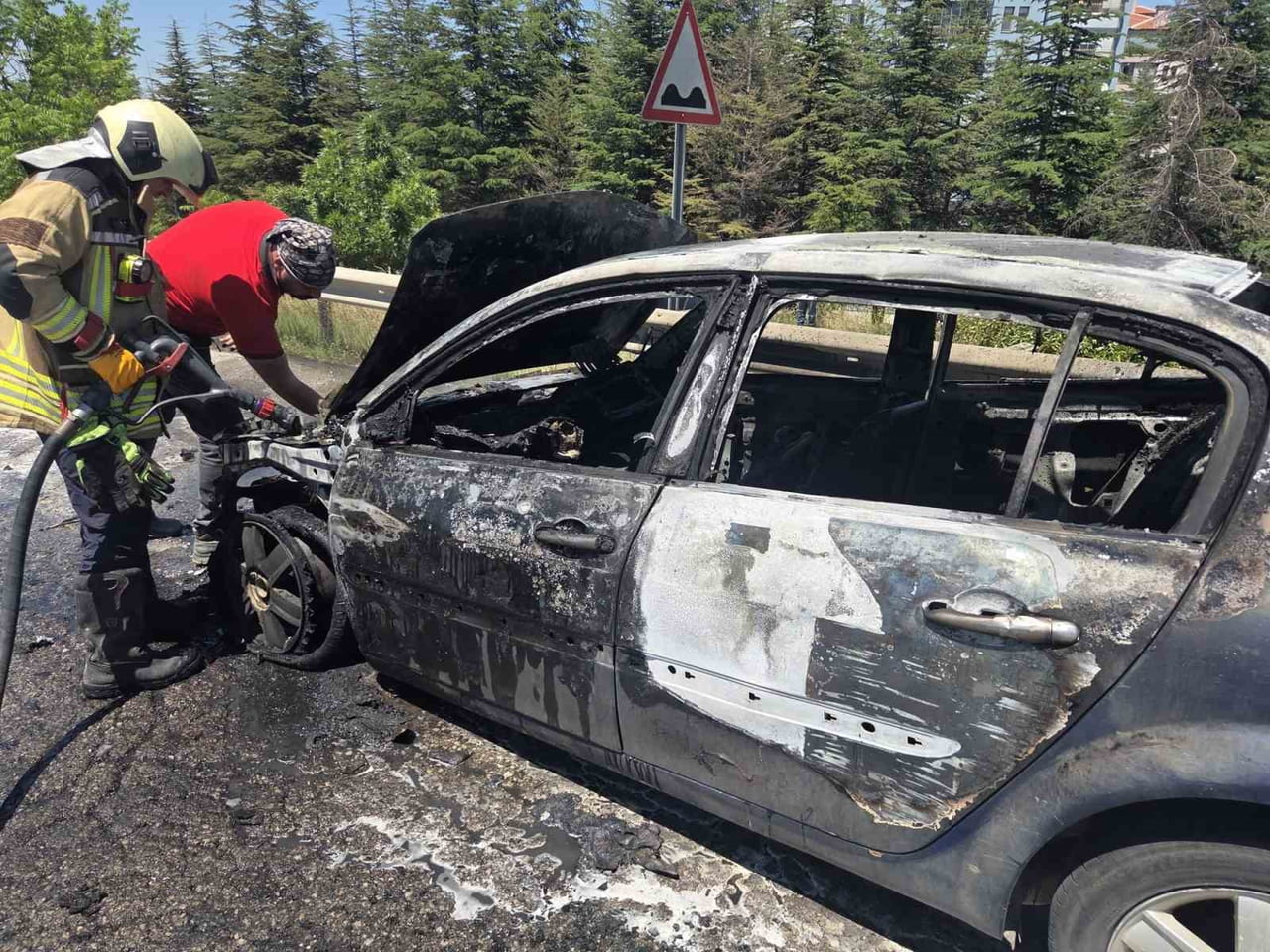 ELMADAĞ İLÇESİNDE BİR OTOMOBİL YANARAK KULLANILAMAZ HALE GELDİ.