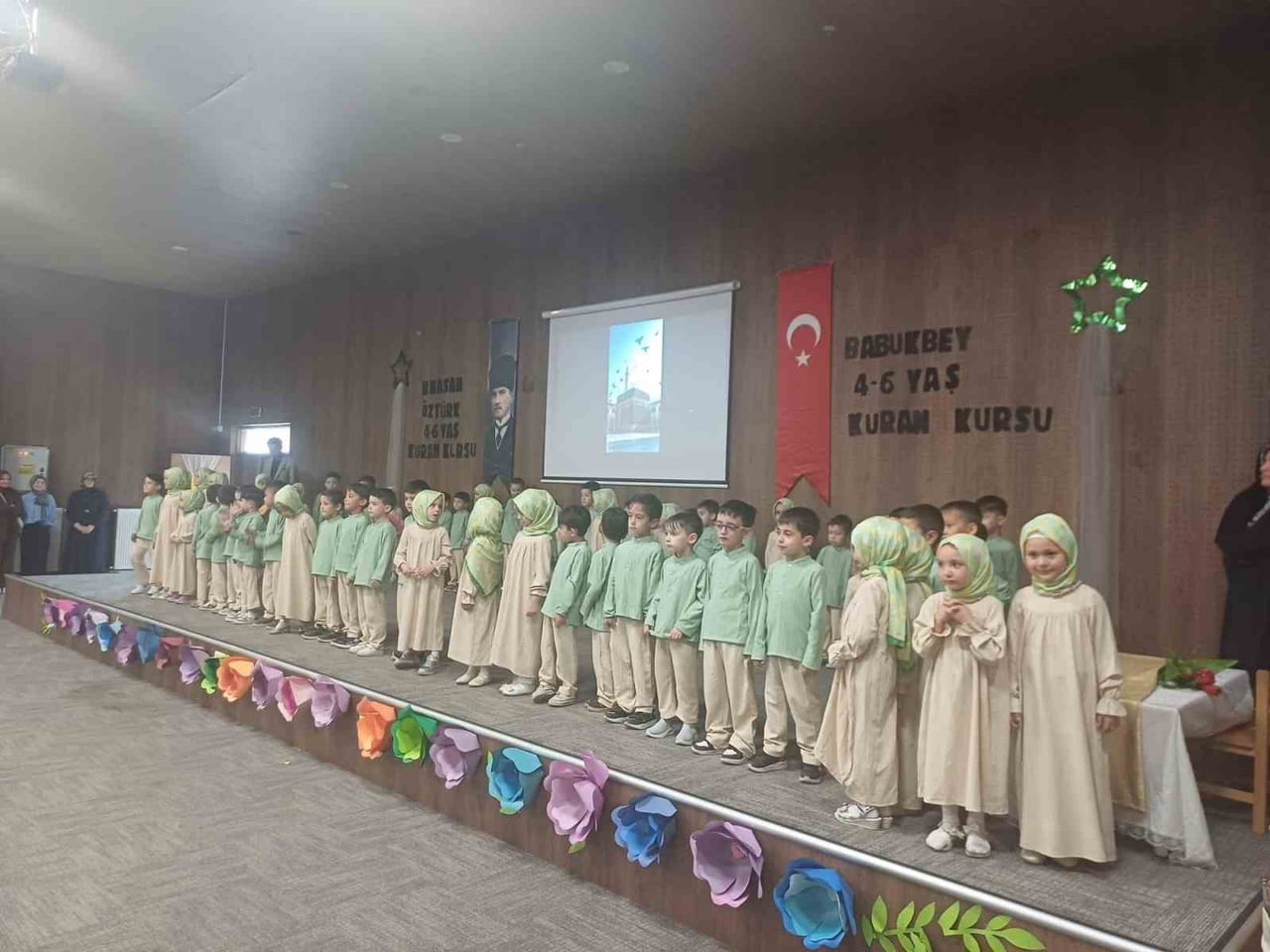 EMET'TE 4-6 YAŞ KUR’AN KURSU ÖĞRENCİLERİNDEN YILSONU GÖSTERİSİ