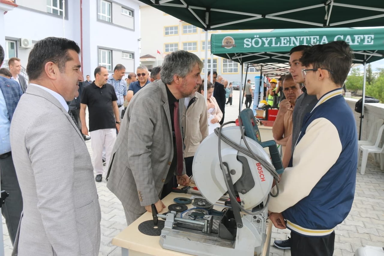 EMET CEVİZDERE ŞEHİTLERİ MTAL’DE YILSONU SERGİSİ VE ÖDÜL TÖRENİ