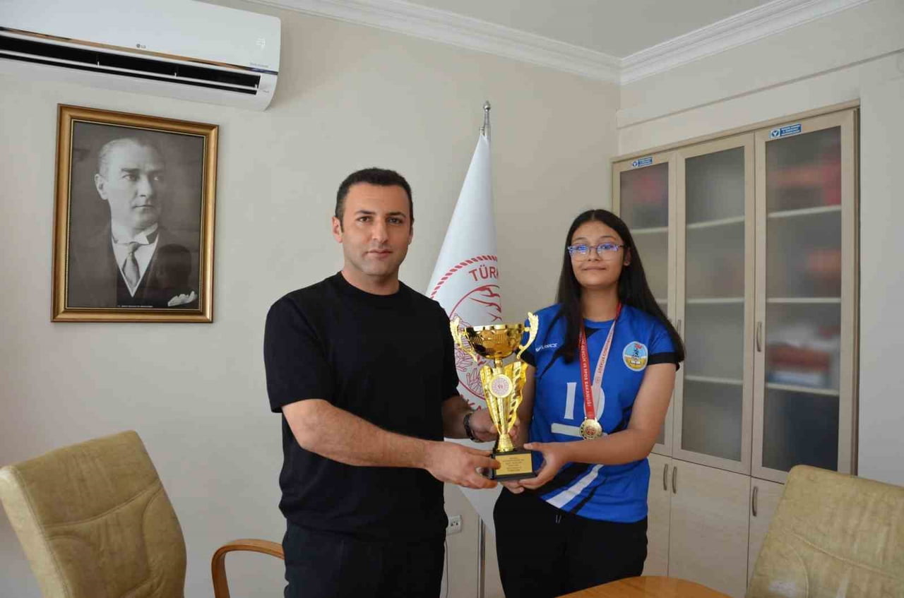 EMET KAYMAKAMI BAŞKAPAN, İL BİRİNCİSİ KIZ VOLEYBOL TAKIMINI KABUL ETTİ