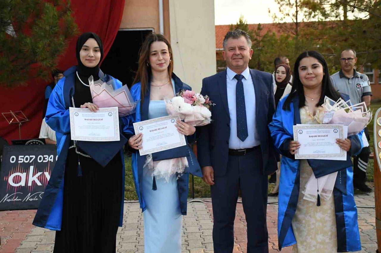 EMET MYO’DA MEZUNİYET COŞKUSU