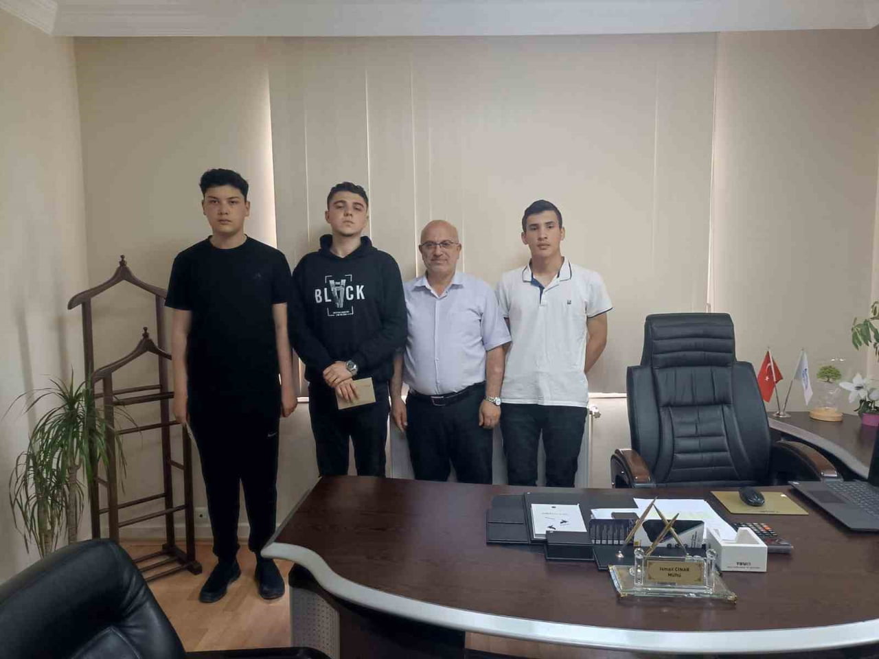 EMET’TE GENÇLER UMRE ÖDÜLLÜ BİLGİ YARIŞMASINDA TER DÖKTÜ