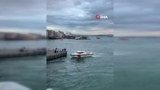 Eminönü'nde 3 çocuk denizde mahsur kaldı: Çocukların yardımına Sahil Güvenlik yetişti