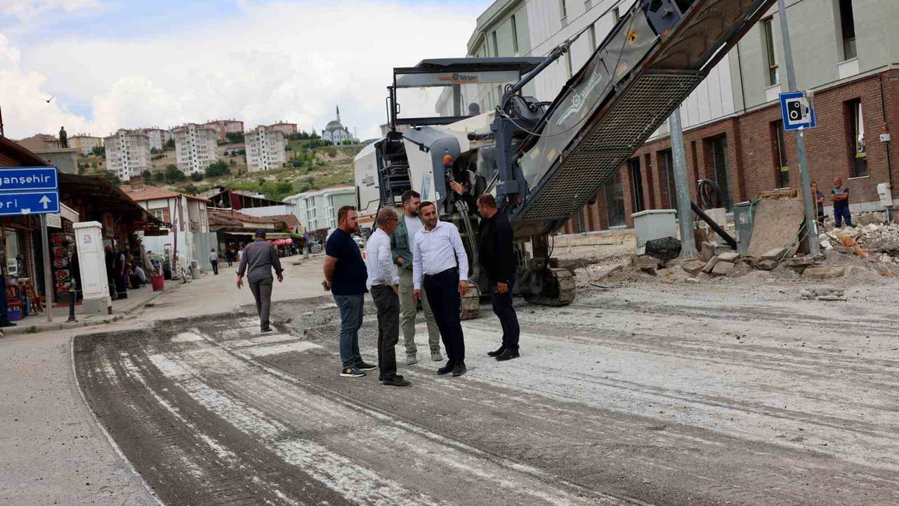 EMLAK KONUT AKÇADAĞ'IN YENİDEN İNŞASINDA ALTYAPI VE ÜSTYAPI ÇALIŞMALARINI SÜRDÜRÜYOR
