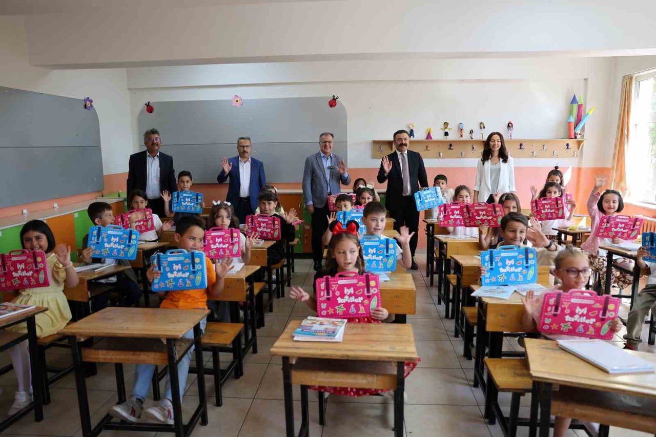 ‘EN BÜYÜK MUTLULUĞUMUZ, ÇOCUKLARIMIZIN YÜZÜNDEKİ TEBESSÜM’ DİYEN HACILAR BELEDİYE BAŞKANI BİLAL...