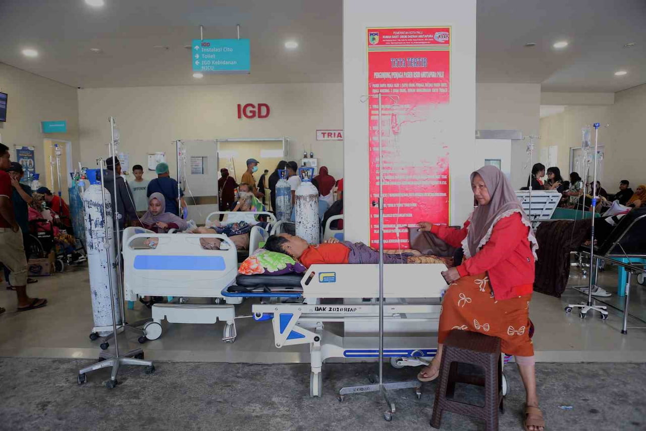 ENDONEZYA'NIN ORTA KESİMİNDEKİ SULAWESİ ADASINDA MEYDANA GELEN 6.7 BÜYÜKLÜĞÜNDEKİ DEPREM HASARA...