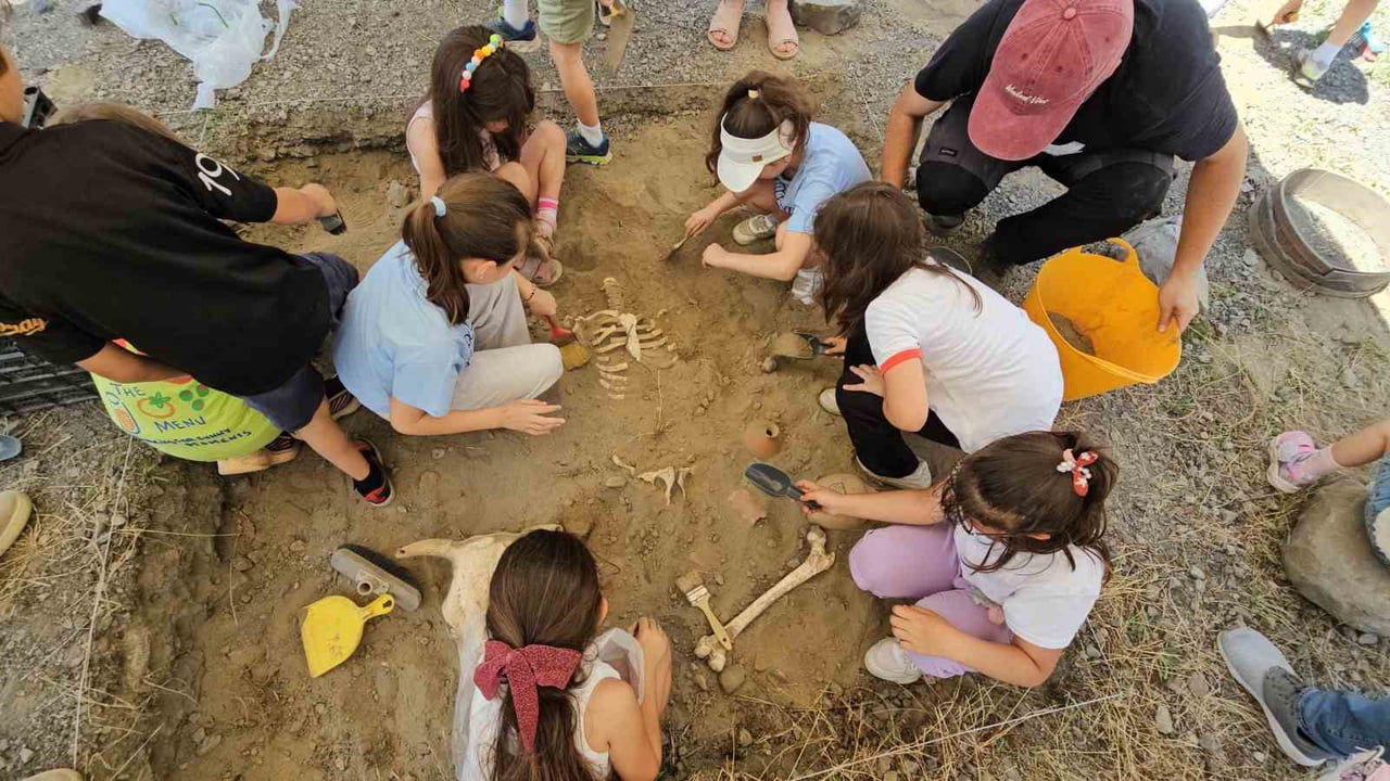 ENDÜSTRİ MİRASI FESTİVALİ KAPSAMINDA GERÇEKLEŞTİRİLEN ETKİNLİKTE, ÇOCUKLAR ARKEOLOJİK KAZI...