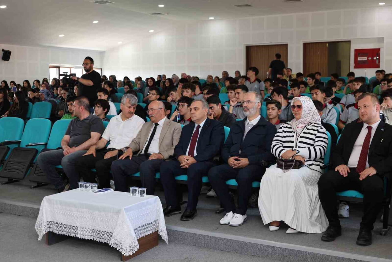 ERCİYES ÜNİVERSİTESİ (ERÜ) REKTÖRÜ PROF. DR. FATİH ALTUN, TÜRKİYE GENÇLİK VAKFI (TÜGVA) DEVELİ...