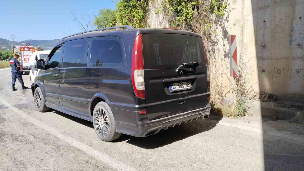 ERDEK İLÇESİNDEKİ ALT GEÇİTTE MEYDANA GELEN TRAFİK KAZASINDA 1 KİŞİ YARALANDI.