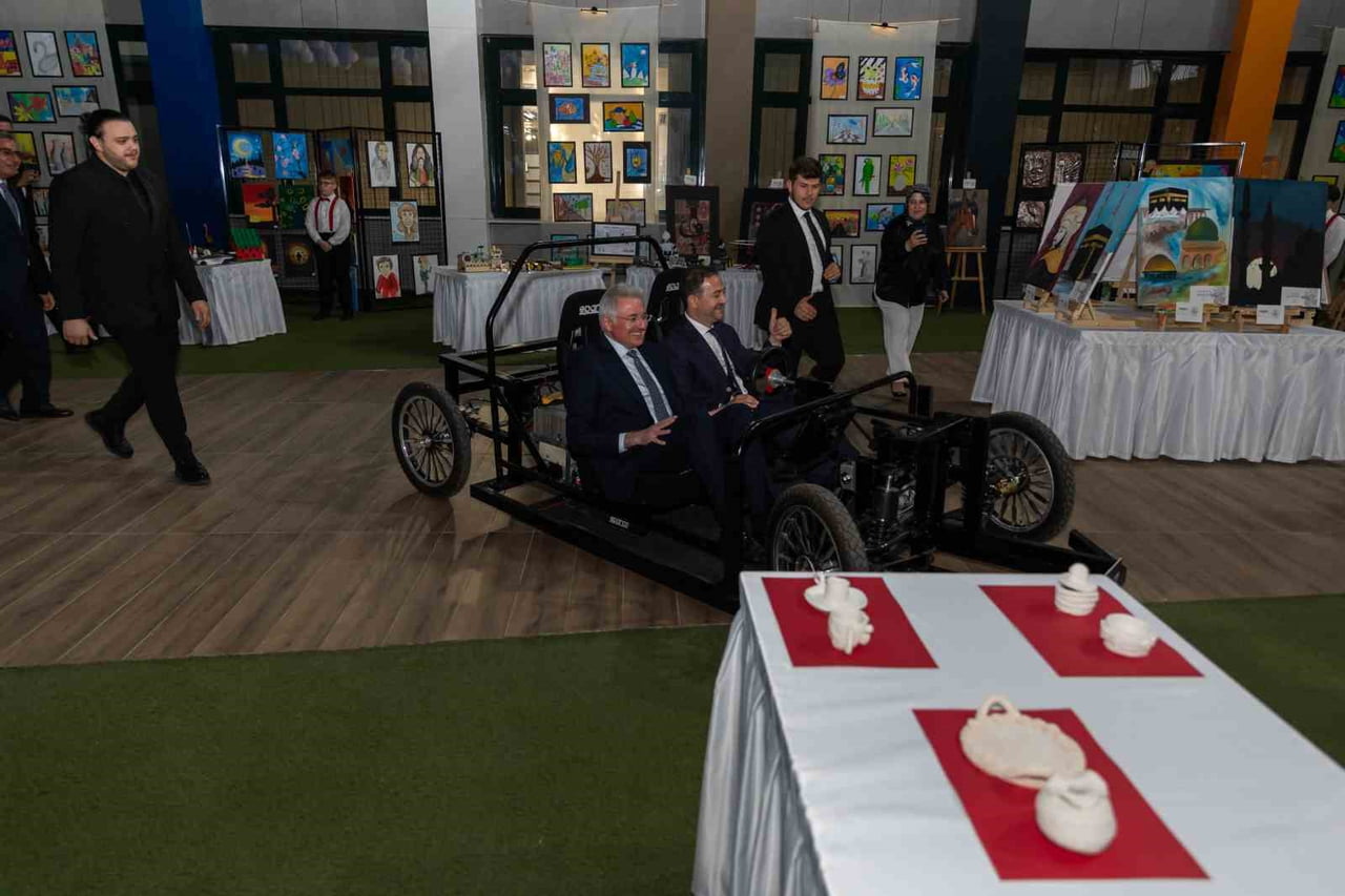 ERDEM KOLEJİ, İLKOKUL VE ORTAOKUL ÖĞRENCİLERİ İÇİN DÜZENLEDİĞİ GÖRKEMLİ MEZUNİYET TÖRENİYLE EĞİTİM...