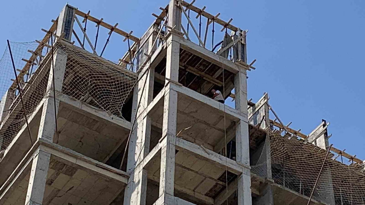 ERDEMLİ İLÇESİNDE BİR İNŞAATTA ÇALIŞAN YABANCI UYRUKLU İŞÇİ, 10'UNCU KATTAN DÜŞEREK HAYATINI...