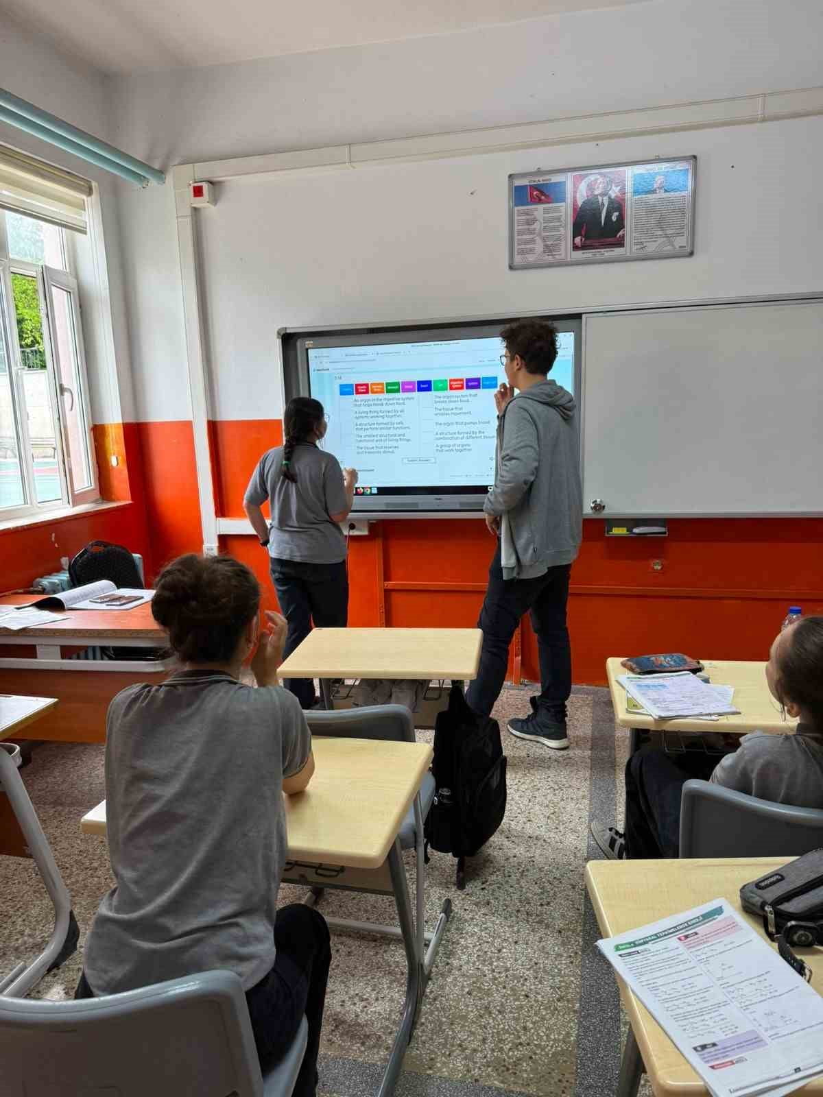 ERFELEK ŞEHİT ÖZKAN ÇELİKKAYA ÇOK PROGRAMLI ANADOLU LİSESİ ÖNCÜLÜĞÜNDE YÜRÜTÜLEN "LEARNANDTEACH&...
