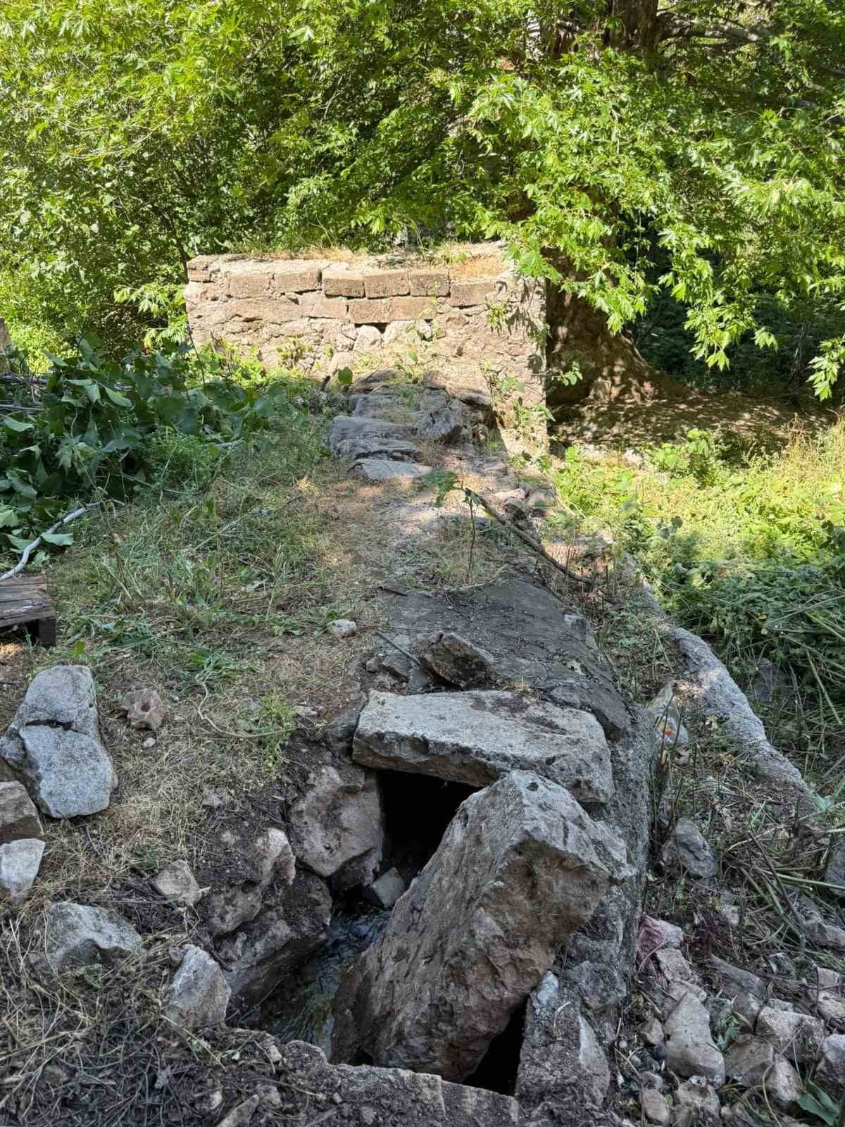 ERGANİ İLÇESİNDE TARİHİ ÇEŞME BAKIMSIZLIKTAN HARABEYE DÖNDÜ.