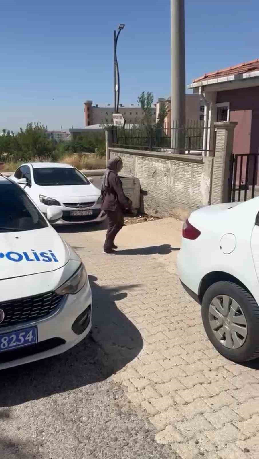 ERGANİ İLÇESİNDE YKS’YE GİRECEĞİ OKULU KARIŞTIRAN KIZ ÖĞRENCİ, POLİS EKİPLERİNİN YOĞUN UĞRAŞI...