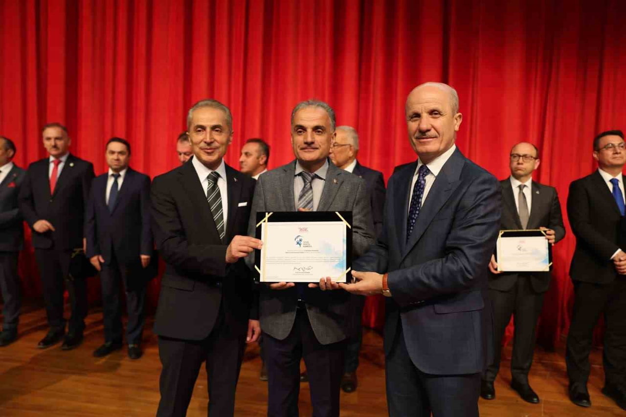 EROL ÖZVAR (SAĞDAKİ), HAMZA AL'A (ORTADAKİ) ÖDÜLÜ SUNUYOR