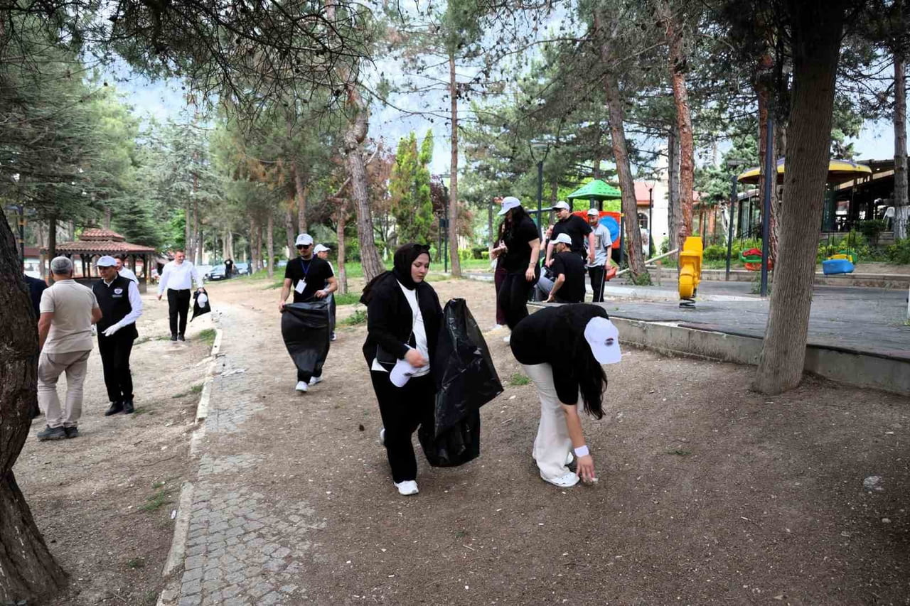 ERTUĞRUL GAZİ TÜRBESİ ÇEVRESİNDE POŞET POŞET ÇÖP TOPLANDI